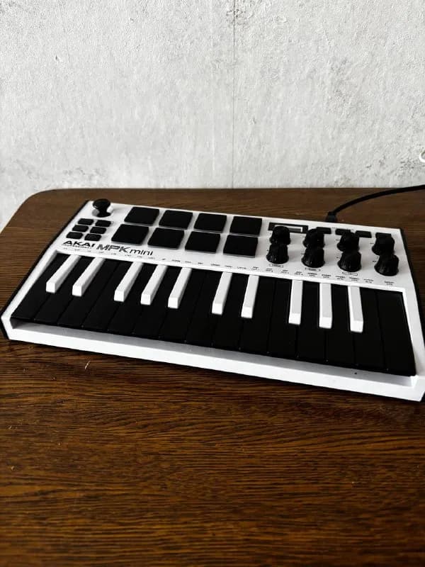 AKAI MPK mini. Миди клавиатура. Новая, состояние идеальное, с коробкой. 200 лари — Тбилиси — 200 ₾
