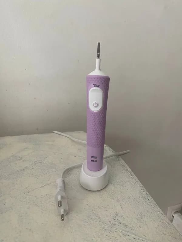 Oral B с аккумулятором, но без насадок. Была использована пару раз. Фактически новая. — Тбилиси — 70 ₾