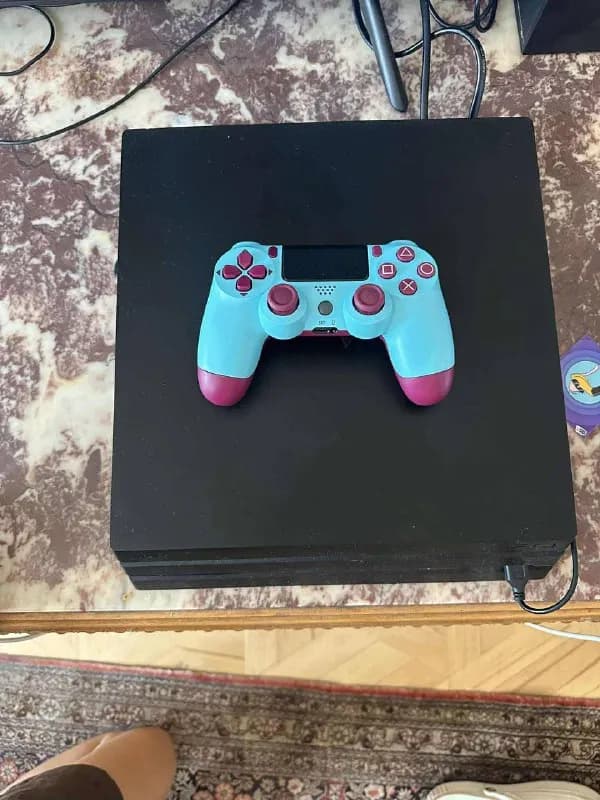 Playstation 4 Pro. В комплекте 3 кабеля. 1 джойстик как новый. Цена 500 игры фифа 25 и мортал комбат — Тбилиси — 500 ₾