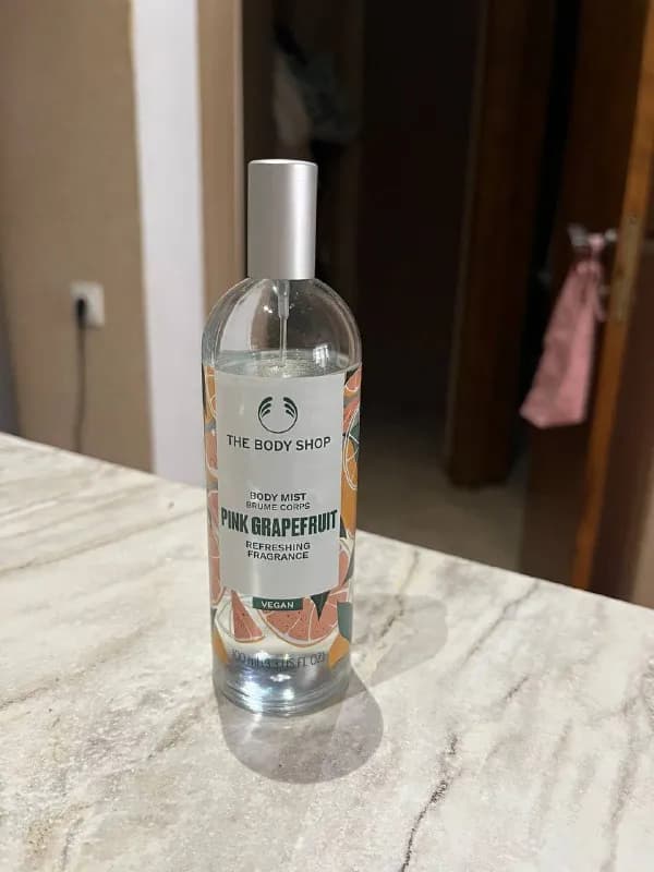 The body shop Pink Grapefruit (свежий грейпфрутовый аромат). Почти полный, мне запах не подошел. В а — Тбилиси — 10 ₾