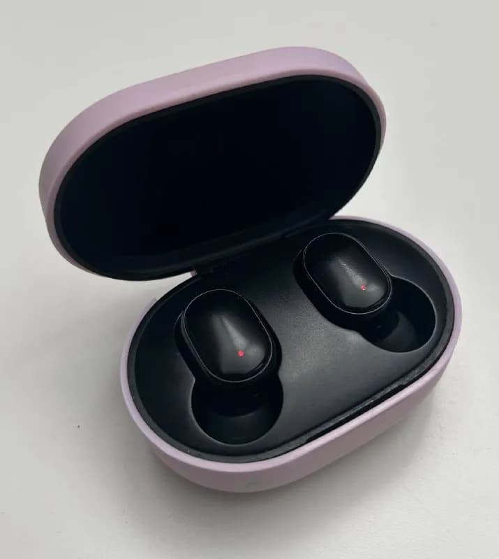 1. Беспроводные наушники Xiaomi Mi True Wireless в чехле, работают без проблем, немного отходит крыш — Тбилиси — 10 ₾