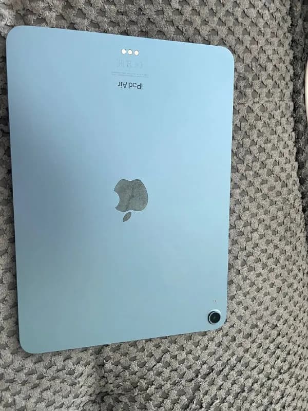 iPad цена 1200 лари покупали за 2300 почти не пользуюсь есть немного царапины торг есть — Тбилиси — 1 200 ₾