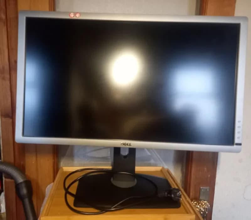 Dell 27 дюймов. Модель U2713hmt UltraSharp, рабочий, бу несколько лет. IPS матрица, 2560*1440 разреш — Тбилиси — 250 ₾