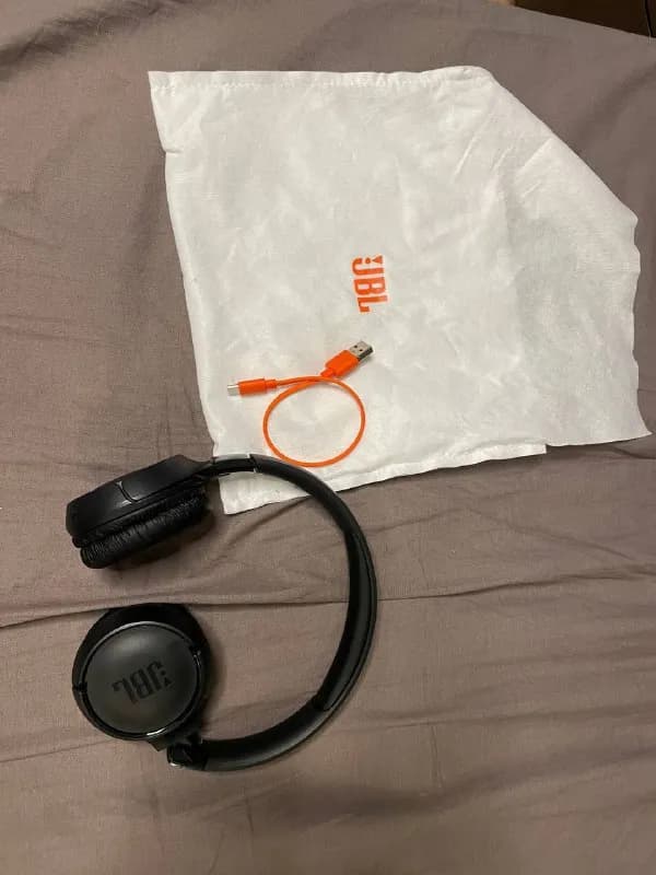 JBL t520, в комплекте только пыльник и ориг провод, работают как новые — Тбилиси — 60 ₾