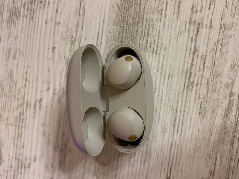 1) Продаю беспроводные наушники Sony WF-1000XM5 с активным шумоподавлением серого цвета. — Тбилиси — 500 ₾