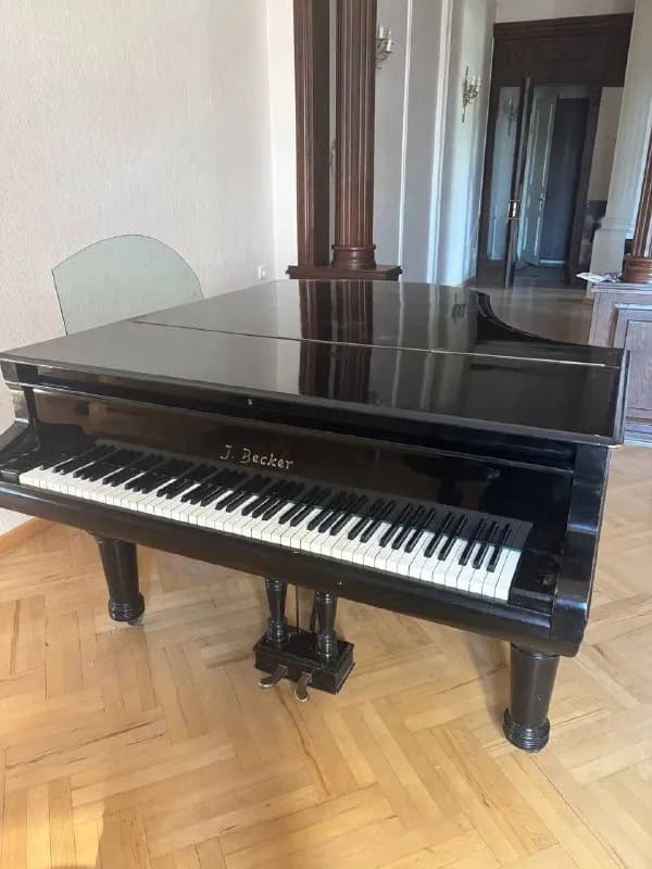 J. Becker (начало XIX века, собран в Санкт-Петербурге на фабрике Becker) — Тбилиси — 2 000 $
