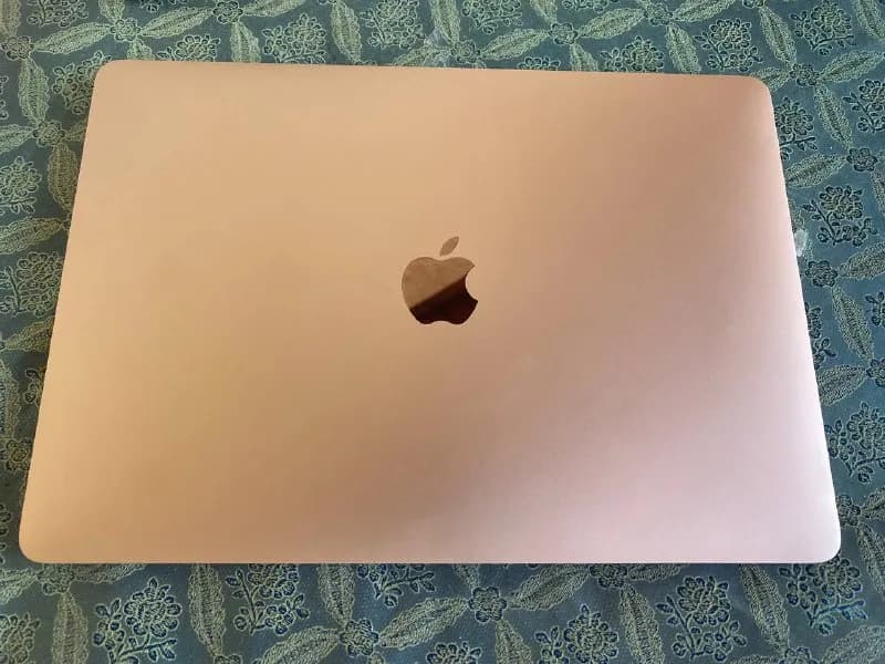 MacBook Air Gold (M1-2020) в идеальном состоянии без дефектов и царапин. 8/256 gb, цена — 1500 GE — Тбилиси — 1,500 ₾