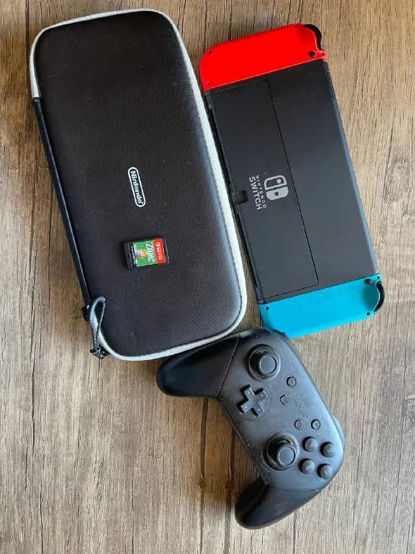 Nintendo Switch первый. В комплекте только геймпад, чехол и картридж с игрой + предустановленные 5 и — Тбилиси — 350 ₾