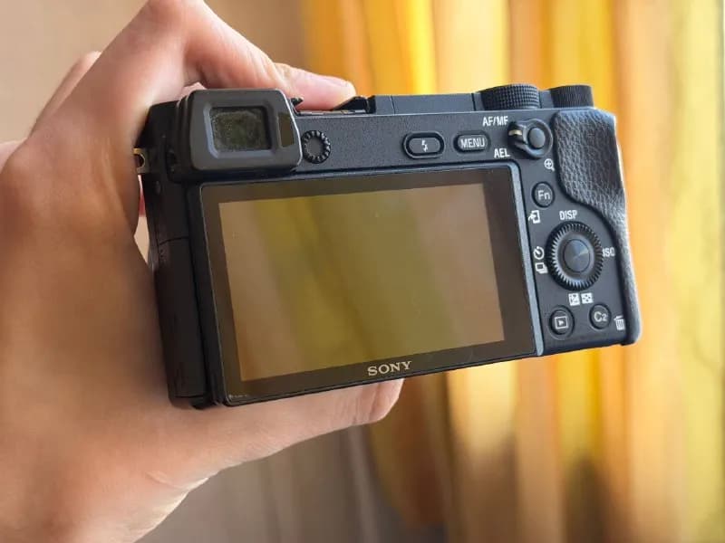 Sony A6300 + kit объектив. 450$. В комплекте также SD карта на 128ГБ и Micro USB аккумулятор. — Тбилиси — 450 $