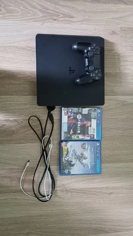PS4 Slim CUH-2216A в хорошем состоянии. Приставка полностью исправна, работает без нареканий. — Батуми — 500 ₾