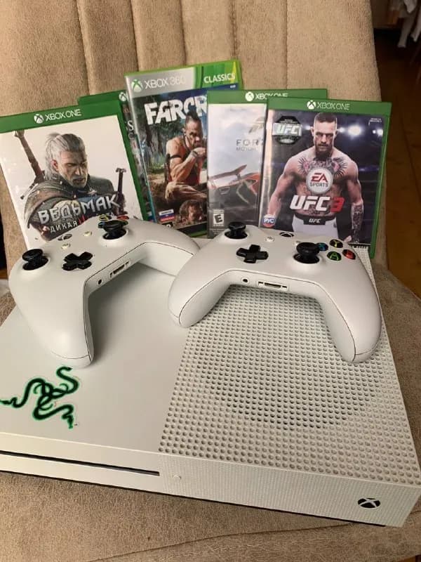 XBOX One S. 300 лари. Ни греется, всё работает. 5 дисков вместе с ним. Один джойстик в идеале, второ — Батуми — 300 ₾