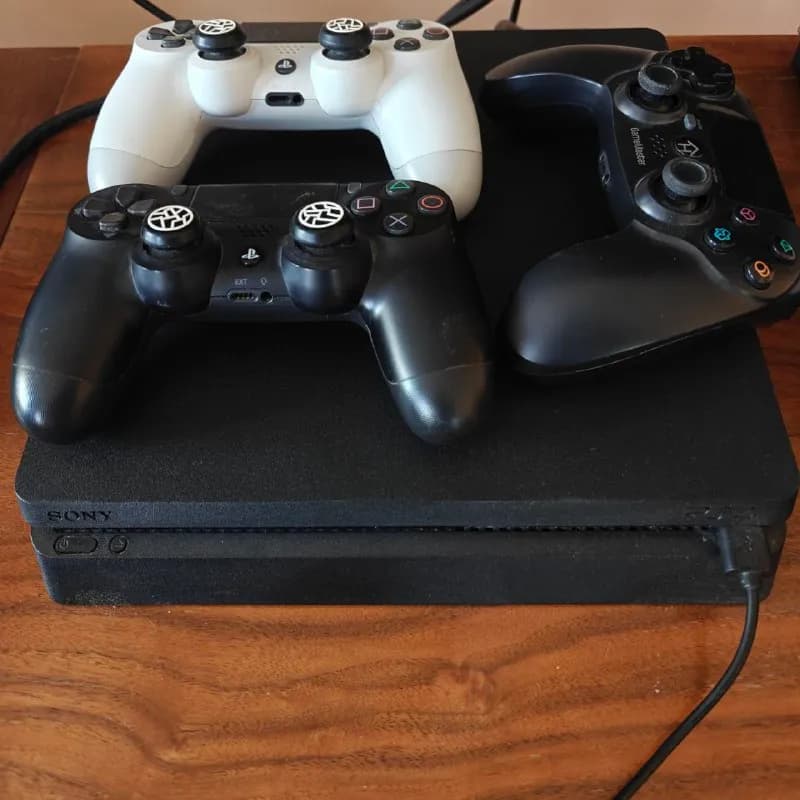 PS4 1 TB, 3 геймпада, кабель зарядки, HDMI и питания. 450 лари за весь комплект — Тбилиси — 450 ₾