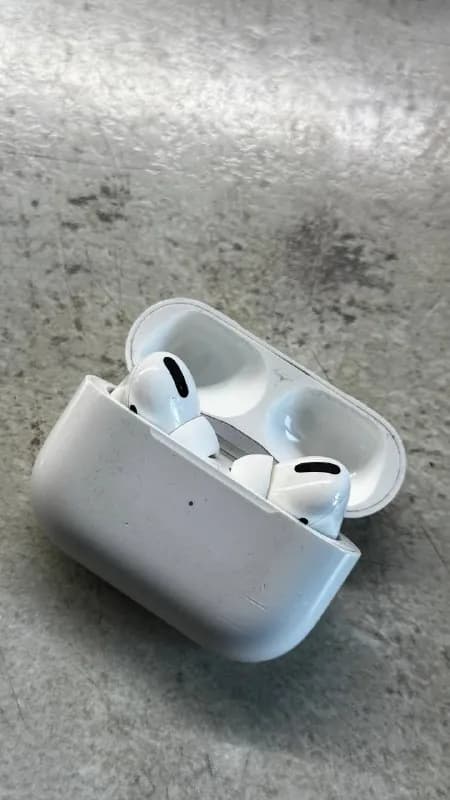 AirPods Pro 1, идеальное звучание, шумоподавление не работает, в комплекте только наушники — Тбилиси — 90 ₾