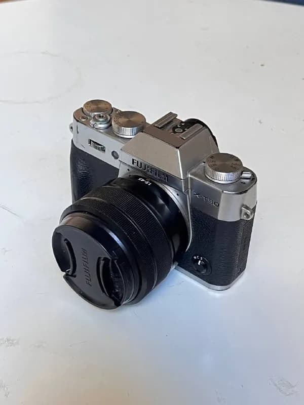 Fujifilm X-T30. Состояние внешне немного затертое. Но все остальное работает идеально. В комплекте с — Тбилиси — 1,300 ₾