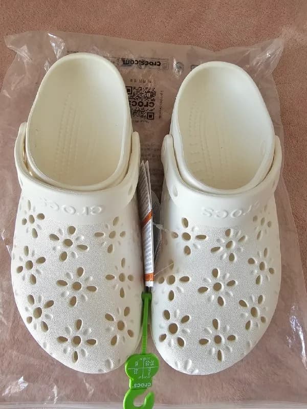 crocs, идут на 37 размер. 150 лари. — Батуми — 150 ₾