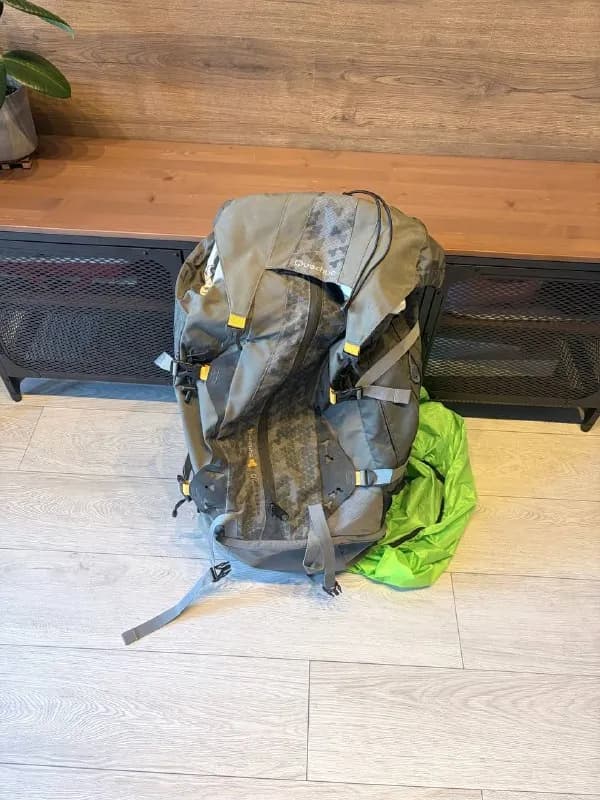 1. Туристический каркасный рюкзак Quechua Forclaz Simbium 4 7Ол+1Ол — Батуми — 250 ₾