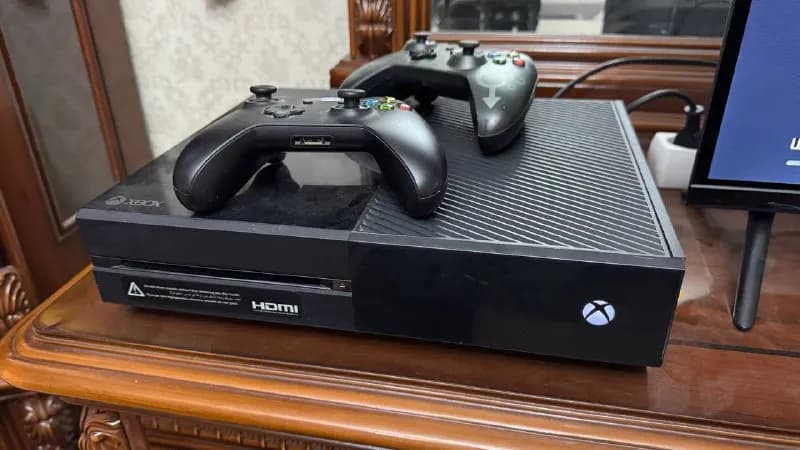 xbox one fat на 500 гб с одним контроллером (нету крышки закрывающей батарейки) и несколько дисков - — Тбилиси — 290 ₾