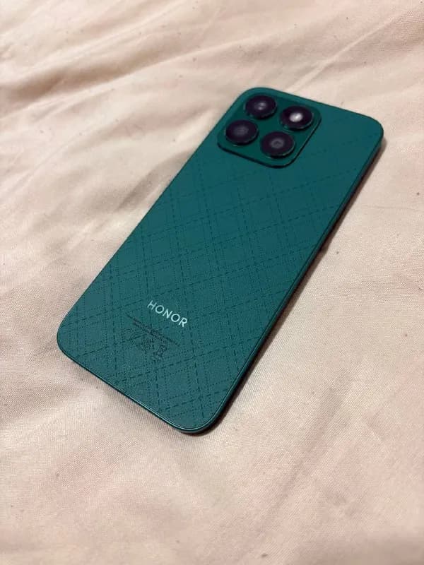 Honor X8b — Совсем новый, с дня покупки в чехле и пленке. в комплект идет чехлы и ориг зарядка. 500 — Тбилиси — 500 ₾