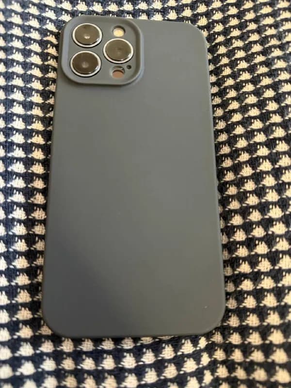 iPhone 13 Pro Max 256 в отличном состоянии, в комплекте новый чехол (бонусом отдам еще старый uag mo — Тбилиси — 1 100 ₾