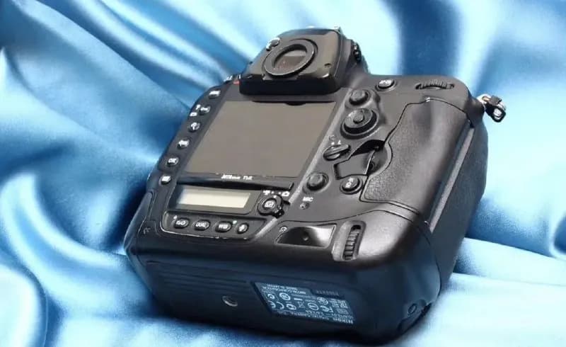 Nikon D4 (body, объектив 85 mm продаю отдельно). Надежная рабочая лошадка для репортажной, спортивной — Батуми — 1 700 ₾