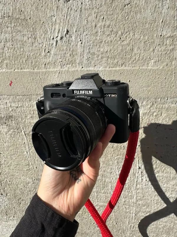 Fujifilm X-T30 с универсальным объективом 18–55mm. Состояние отличное, всегда аккуратно использовала — Тбилиси — 2 500 ₾