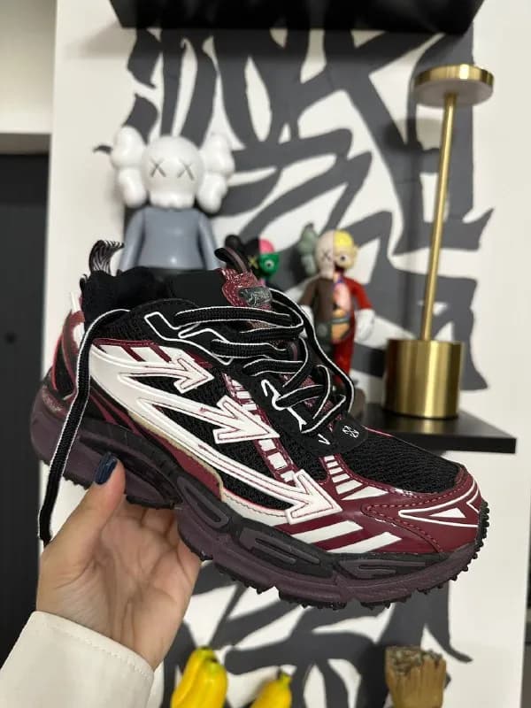 Off White новая коллекция бургундия. Размер 38-39. Лучше ориентироваться на размер 38 и на 37 также — Тбилиси — 270 ₾