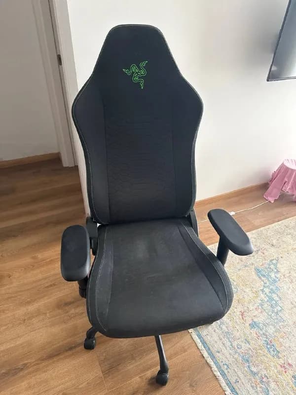 Razer iskur тканевое, технически все работает, надо чуть почистить и как новое будет. Покупал в PCSh — Тбилиси — 500 ₾