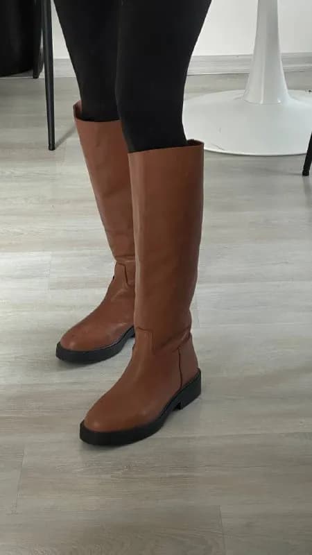 38, но на узкую ножку. Не выгуливала, купила в Навнэ. Но мне всё-таки поджимают. 70 лари — Тбилиси — 70 ₾
