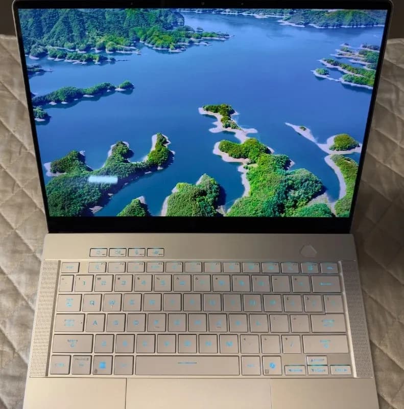 ASUS ROG Zephyrus G14 2025 года в идеальном состоянии. Полная топ-конфигурация: Ryzen AI 9 HX 370, R — Батуми — 3 900 ₾