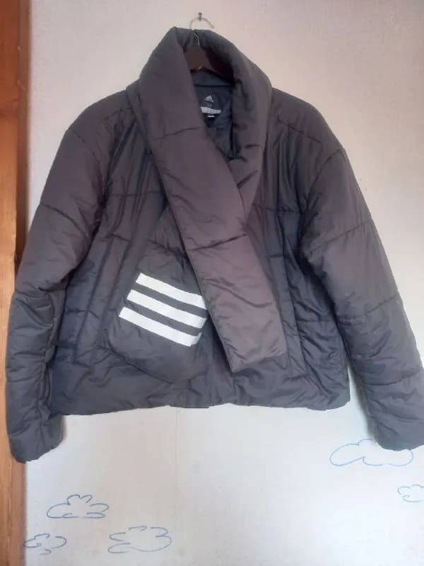 Adidas Performance M размер, в отличном состоянии. Шарф съёмный, красивый цвет. На фото так падает с — Тбилиси — 100 ₾