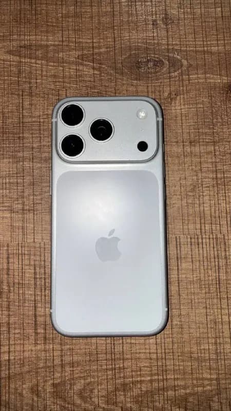 iphone 17 pro 256gb e-sim в хорошем состоянии есть только один маленький скол который видно на фото — Тбилиси — 3450 ₾