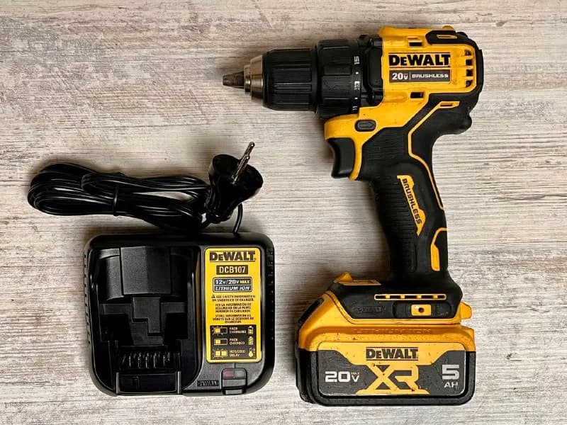 DeWalt DCD708, оригинал из США, состояние хорошее. В комплекте: — Тбилиси — 400 ₾