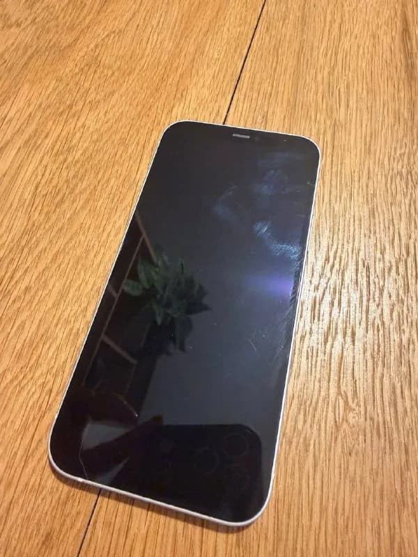 iphone 12 на 256 гб. Оригинальный аккумулятор. Повреждений нет, работает отлично. — Тбилиси — 450 ₾