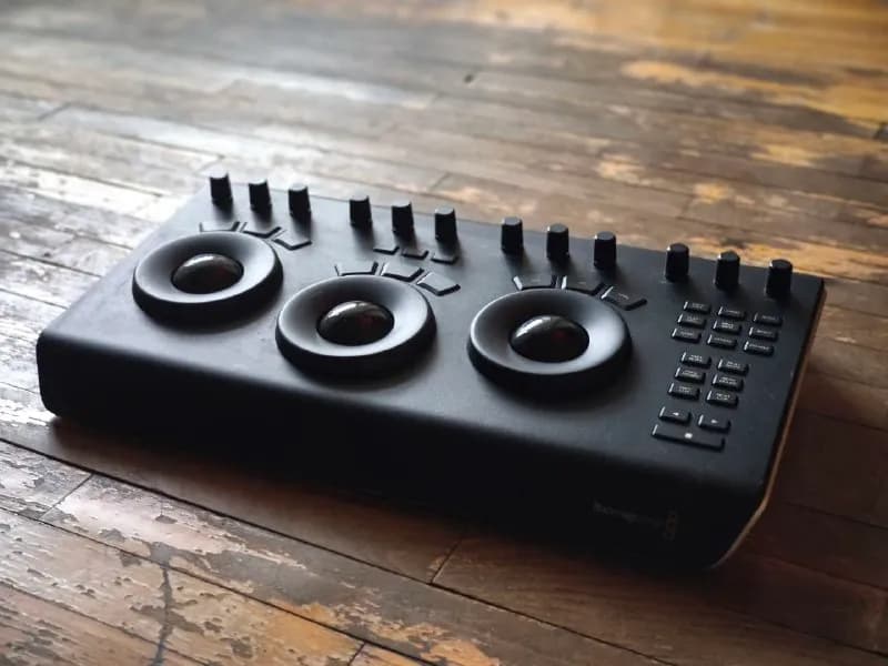 1. Blackmagic micro panel. Прекрасная панель, всё работает, никак не подводила. У меня уже 6 лет. Пр — Тбилиси — 750 $