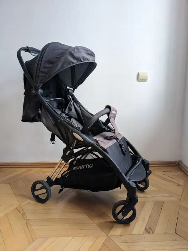 2-3 лет, легкая, с большим капором от солнца — Тбилиси — 80 ₾