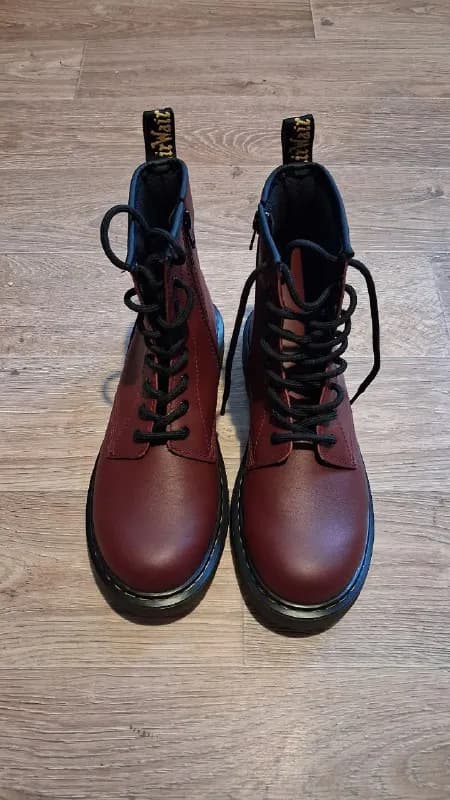 Dr. Martens в красивом бордовом цвете. Модель на 8 дырок со шнуровкой и удобной молнией сбоку. — Тбилиси — 280 ₾