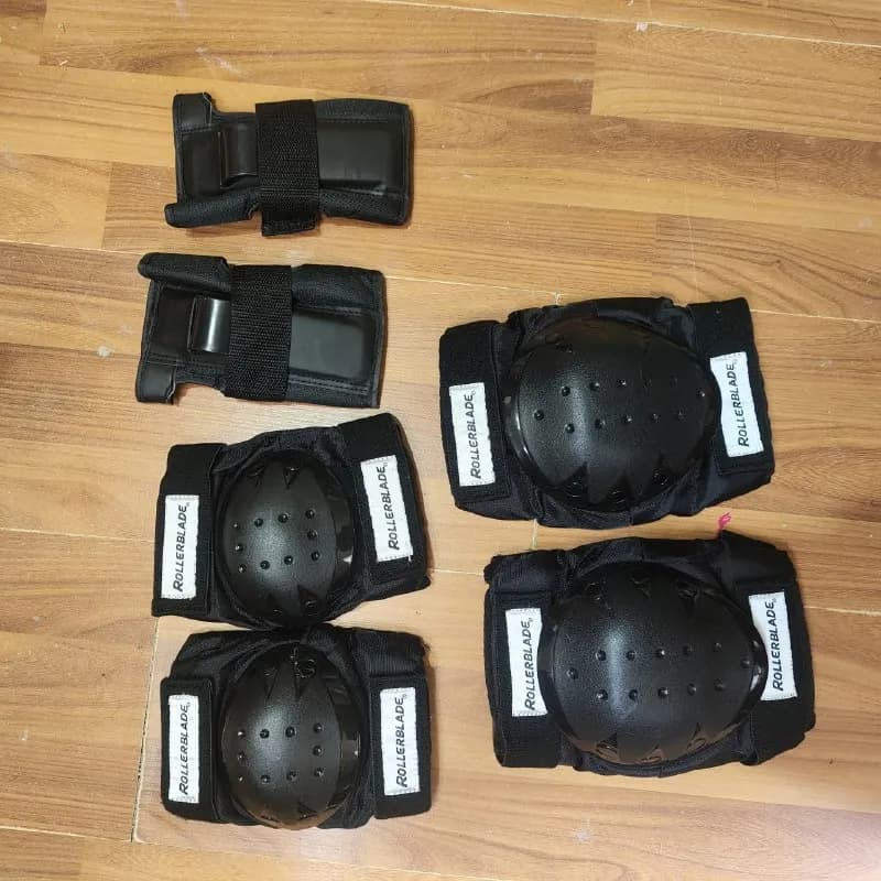 Rollerblade, запястья Rekd, размер «М». Состояние — надеты несколько раз, падений не было. Качестве — Тбилиси — 100 ₾