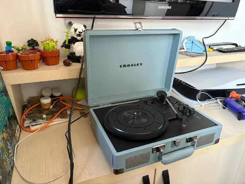 Crosley, в виде чемоданчика. Милый, стильный. Куплен в феврале — использовался пару раз — в связи с — Тбилиси — 300 ₾