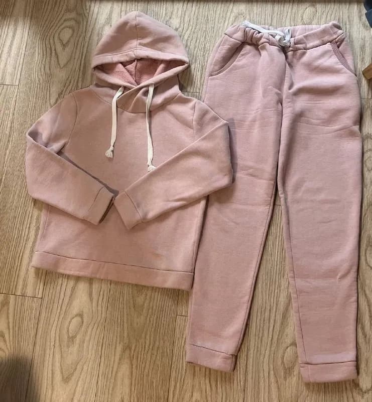 1. Утепленный женский костюм — Батуми — 4 460 ₾