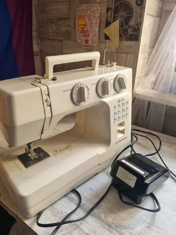 20+) швейная машинка Janome, рабочая. дефект на фото: кусок корпуса держится на скотче (все равно шь — Тбилиси — 130 ₾