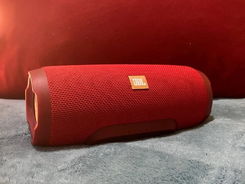 1. Колонка JBL. Работает, но звук плохой. — Тбилиси — 20 ₾