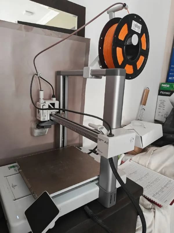 3-D принтер Bamboo Lab A1. Вместе с филаментом (4 PLA, 3 PETG) + инструменты и электронный штангенци — Тбилиси — 1,500 ₾