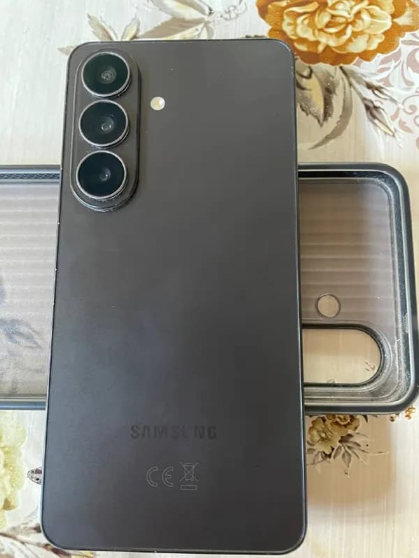 Samsung S26 телефона всего 2 с половиной месяцев ползывалось память телефона 12/512 коробку нет так — Батуми — 1 600 ₾