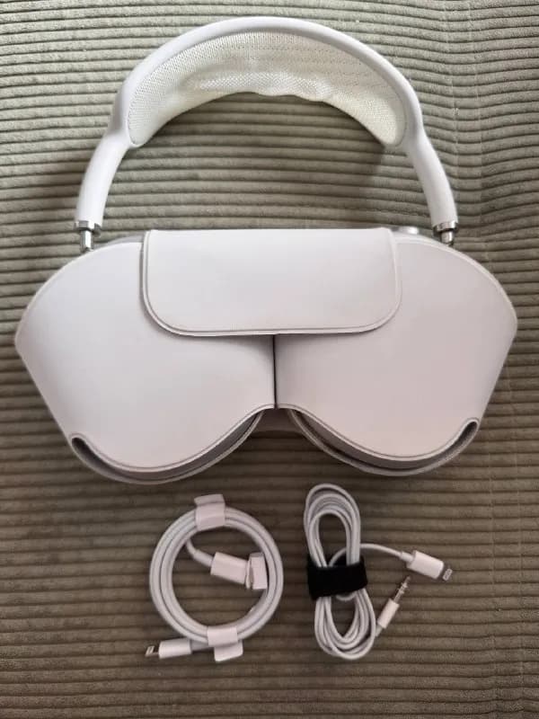 Apple AirPods Max с разъемом Lightning в цвете Silver. — Тбилиси — 700 ₾