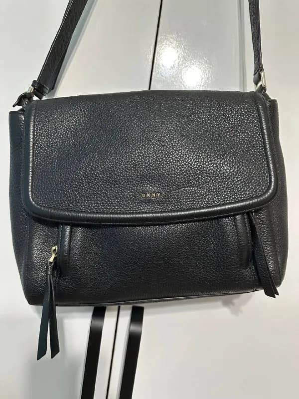DKNY, натуральная кожа, вместительная и удобная, большая — 30×25см, 100 лари — Батуми — 100 ₾