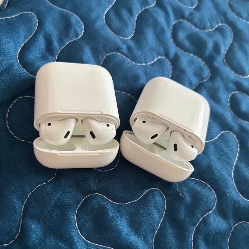 AirPods первого поколения две пары, оригинал — Тбилиси — 140 ₾