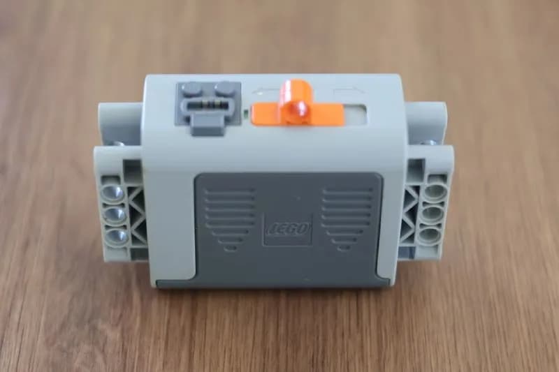 LEGO 8881 Power Functions вмещает 6 батареек формата AA, обеспечивая питание систем LEGO Technic нап — Батуми — 10 ₾
