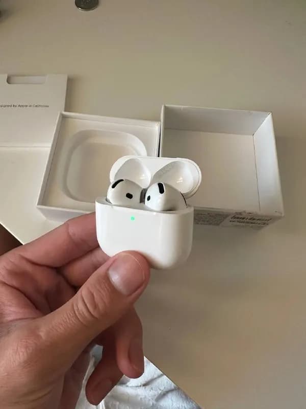 AirPods 4 с шумоподавлением. — Батуми — 300 ₾