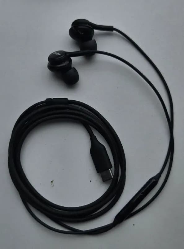Samsung Type-C (AKG) 10₾. Оригинал, б/у, есть следы использования. — Тбилиси — 10 ₾