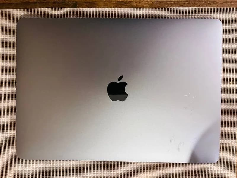 Macbook Pro (M1-2020) в хорошем состоянии, 8/256 гб памяти, на корпусе есть несколько царапины. Цен — Тбилиси — 1500 ₾